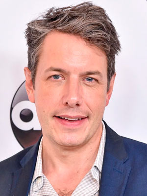 Джон Росс Боуи в роли Барри Крипке